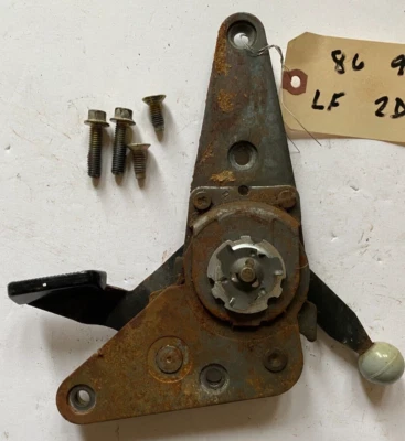 Conjunto de liberación de asiento. Saab 900 2 puertas, 3 puertas y convertible. 1986 a 1990.Izquierda Foto 1 de 4