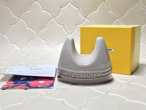 Le Creuset Deckel Ständer NUTMEG Steinzeug Küchenwerkzeug 910429-11 mit Box NEU - Bild 1 von 7