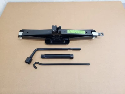 Juego de herramientas y gato de neumático de repuesto Hyundai Santa Fe 2013-2020 OEM #H387 Foto 1 de 4