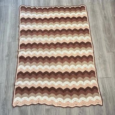 "Manta de ganchillo a mano de colección afgana tono marrón patrón de vieira firmada 61""x48""" Foto 1 de 4