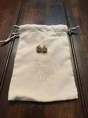 Aretes Kendra Scott rosa claro y oro Foto 1 de 4