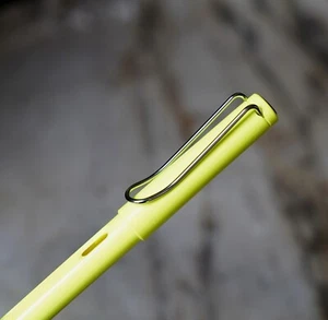Fountain Pen Lamy Safari in Fluorescent Yellow Resin - Medium Nib in Metal - Picture 1 of 8