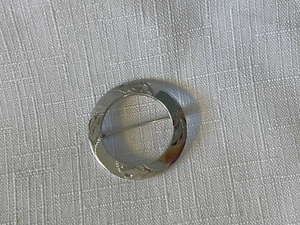 Sterling "Theda" Kreis Anstecknadel Brosche mit geätztem Design - Bild 1 von 4