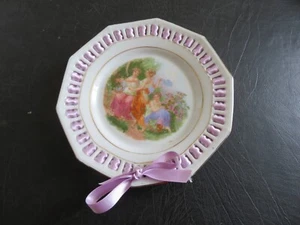 Vintage ribbon plate Shumann - decorated with a group of ladies - Picture 1 of 3