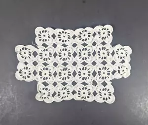 Tapete pequeño hecho a mano ganchillo algodón blanco forma rectangular vintage 11" x 7" - Imagen 1 de 7