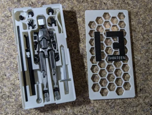 Dummy 13 Actionfiguren, zusammengebaut, in Geschenkbox, silber schwarz. - Bild 1 von 6