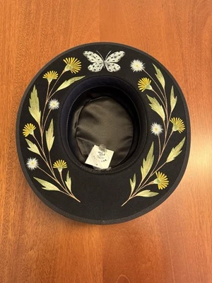 Sombrero Luna Bloom Top Plano Fieltro Flores Negras Mariposa Pintado a Mano Original EE. UU. Foto 1 de 4
