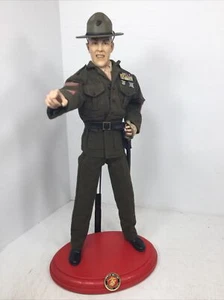 1/6 USMC MARINE GUNNERY SERGEANT R LEE ERMEY IN FULL DRESS GREENS SWORD & STAND - Picture 1 of 24