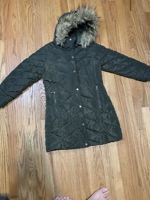 Steve Madden Puffer Chaqueta Mujer’s Plumón Medio Relleno Imitación Piel Con Capucha Oliva Foto 1 de 3