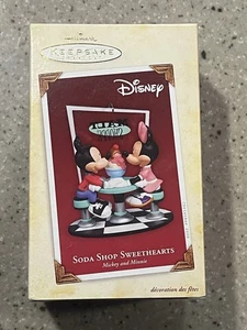Hallmark Keepsake Ornamento SODA SHOP SWEETHEARTS Disney Minnie Mickey Navidad - Imagen 1 de 2
