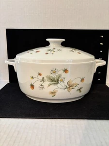 1977 ROYAL DOULTON STRAWBERRY CREAM FINE CHINA OVAL CASSEROLE DISH WITH LID - Picture 1 of 11