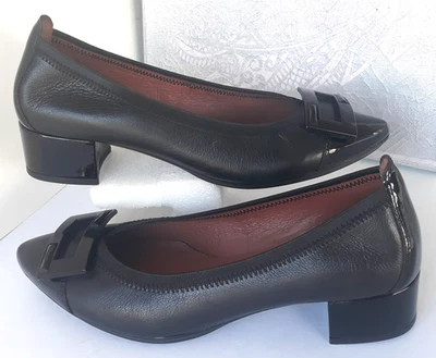 Hispanitas 泵跟鞋 Wo's 39/8 黑色皮革/专利帽尖头扣 — 第 1/4 张图片