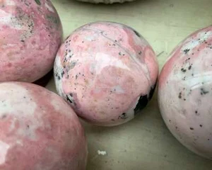 Rhodonit Kugel polierter Stein metaphysische Heilsteine Rhodonitkugel Auto - Bild 1 von 2