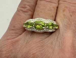 Anillo de plata esterlina peridoto cinco piedras verde aspecto vintage talla 8,5 - Imagen 1 de 8