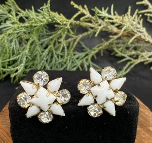 Vintage unsigned Juliana D&E, milkglass, rhinestone starburst screwback earrings - Picture 1 of 8