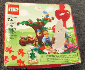 LEGO Seasonal: Romantic Valentine Picnic (40236) - New Distressed packaging , J3