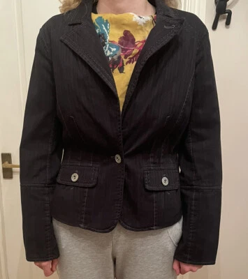 Chaqueta ajustada de mezclilla negra River Island 10 ajuste y llamaradas elástica corta Foto 1 de 4