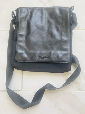 Bolso de hombro Kenneth Cole New York para hombre negro usado en buen estado Foto 1 de 4