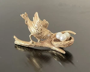 14K Solid Yellow Gold Bird with Diamond Eye (3) Pearl Eggs Nest Brooch 7 grams - Picture 1 of 6