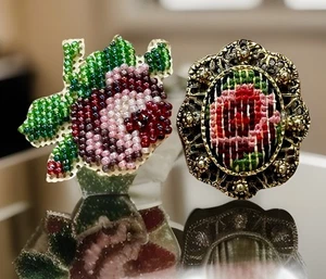 2 Stück Vintage Nadelspitze Perlen Blume Brosche Anstecknadeln Handarbeit Handarbeit - Bild 1 von 4