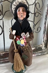 Byers Choice Carolers Witch W/Gingerbread & Candy basket 13” 2011 Signed - Picture 1 of 7