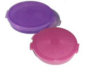 Tupperware Mini Klapp Pillenhalter rund Tasche Behälter Set lila Neu - Bild 1 von 1