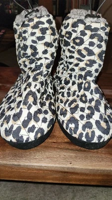 Zapatillas Muk Luks POLAR para clima frío interior/exterior con estampado de leopardo Foto 1 de 4