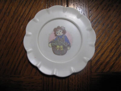 Un platillo vintage Raggedy Ann Tootsietoy para debajo de tu taza de té Foto 1 de 3
