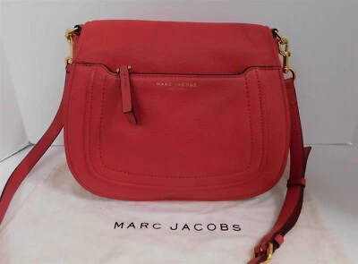 Bolsa tiracolo Marc Jacobs couro granulado seixo vermelho aba média - Imagem 1 de 4
