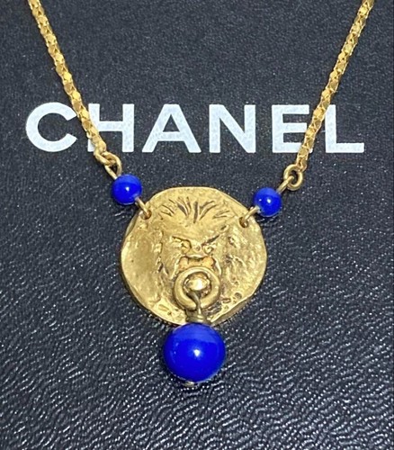 Collana vintage CHANEL motivo leone ciondolo tono oro blu lapislazzuli 23 6 in