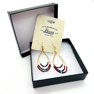 GH Bass Triple Creolen mit Perlenakzenten goldfarben französischer Draht Neu mit Etikett in Geschenkbox - Bild 1 von 7