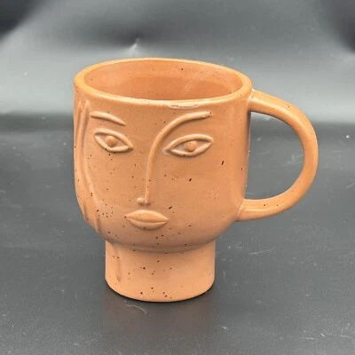 Taza facial Anthropologie Aoife taza de café con leche cara arenisca 12 oz Foto 1 de 4