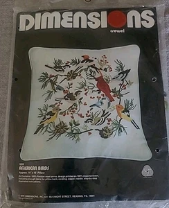Vintage 1978 Dimensions Crewel American Birds #1026 Kissen-Set 16 Zoll Weihnachten Winter - Bild 1 von 4