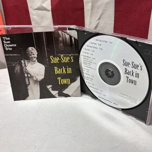 SUE DOWNS TRIO Sue-Sue's Back in Town CD jazz piano Gershwin swing 1998 - Imagen 1 de 2