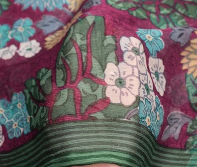 Tela de sari de marca estampada de gasa pura chatarra púrpura oscuro de colección Sushila Foto 1 de 4