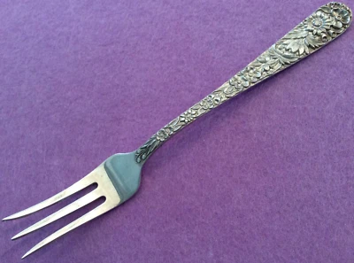 Tenedor de cóctel Kirk & Son Repousse Flowers 6" plata esterlina mariscos sin mono 29 g Foto 1 de 4