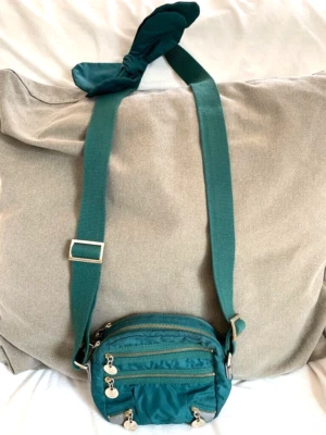 ALEXIS HUDSON SPORT Mujer 'ELLA' Bolso de Mano Cartera Cazador Verde Nylon Bandolera Foto 1 de 4