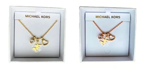 Collar Michael Kors Tono Oro Rosa Corazón Abierto MK Logotipo 3 Dijes Precio de venta sugerido por el fabricante: $125 - Imagen 1 de 8