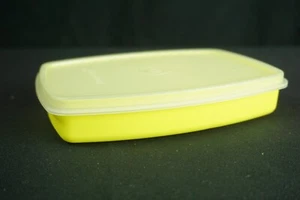 Vintage Tupperware schmale Packung geteilter Mittagessen Snack Behälter gelb #813 NEU - Bild 1 von 3