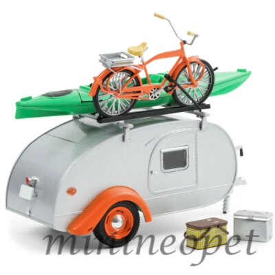 GREENLIGHT 18460 B TEARDROP CAMPER TRAILER & 4 ACCESSORIES 1/24 DIECAST SILVER - Image 1 of 2