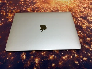 Apple MacBook Pro A1989 13" Core i5 16GB 256GB SSD HD 2018. TOUCH BAR. SILBER - Bild 1 von 6