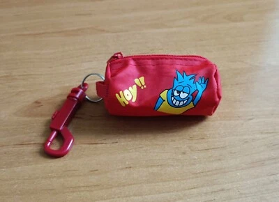 Porte clé mini trousse rouge avec bonhomme Bleu. Breloque. Pampille sac à main - Photo 1/4