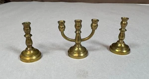 Juego de candelabros de latón miniatura vintage de 3 piezas para casa de muñecas - Imagen 1 de 4
