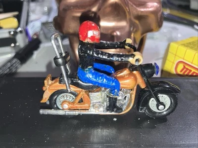 Matchbox FXE Harley Davidson No. Мотоцикл желтовато-коричневый с ездоком и планкой Sissy 50 шт. - Изображение 1 из 4