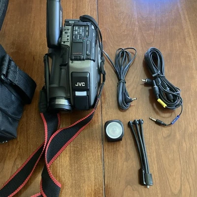 Videocámara VHS compacta negra modelo JVC GR-AX10U sin batería, no probada Foto 1 de 4