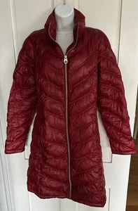 Abrigo de plumón premium ligero empaquetable Calvin Klein talla pequeña rojo medio muslo - Imagen 1 de 4