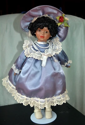 非裔美国人瓷娃娃--莎拉--穿着冰蓝色缎面、花边和珍珠 — 第 1/4 张图片