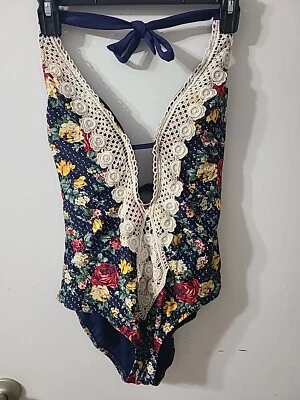 Terno de banho feminino peça única.  Azul com um padrão floral.  Tamanho médio por... - Imagem 1 de 3