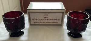 2 Avon 1876 Cape Cod Collection Rubinrot 4" Fuß Gläser Neu Originalverpackt - Bild 1 von 9