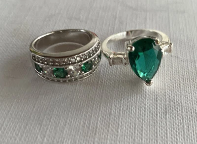 银梨形切割翡翠/边石 CZ 订婚戒指和翡翠 & CZ 婚礼戒指 — 第 1/4 张图片